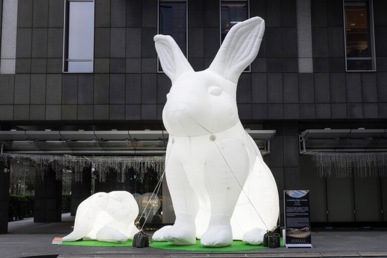 以藝術品呼籲人類與生態共榮 台北寒舍艾美7公尺白兔超吸睛