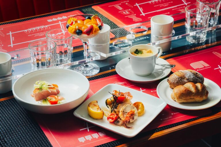 台北君悅攜手雙層觀光巴士 推出南義風味獨具的午茶與晚餐