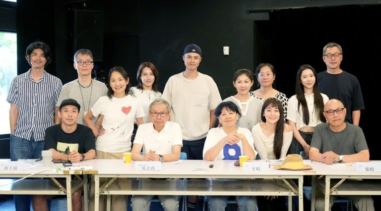 綠光劇團黑色幽默巨作《八月，在我家》再登台！1張餐桌揭開13個家族秘密